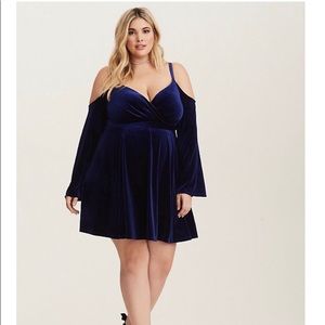 NAVY VELVET COLD SHOULDER SURPLICE DRESS